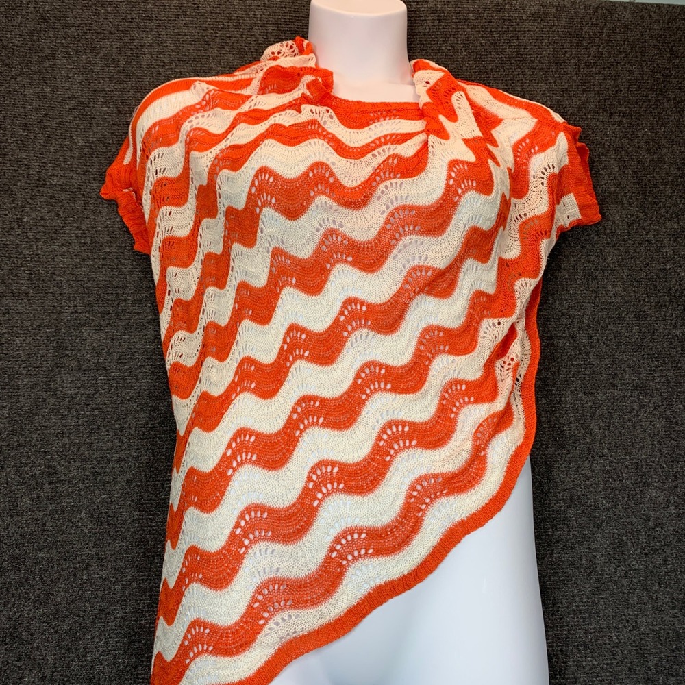 Buzz Crochet Poncho Top Womens S/M Orange White Chevron Boho Festival Knit